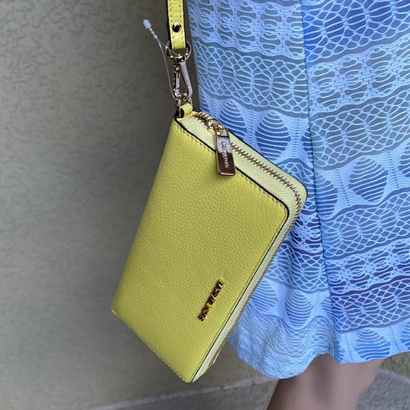 Michael Kors Jet Set Travel Large Travel CONTINENTAL 
Sunshine - Picture 15 of 16